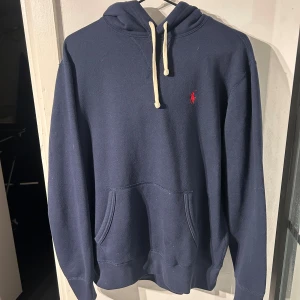Ralph Lauren hoodie  - Polo Ralph Lauren hoodie, marinblå, storlek S. Hoodien är i fint skick och säljs pågrund av att den är för liten. Är cirka 180 och den är lite för liten för mig. Hör av er om ni har fler frågor!