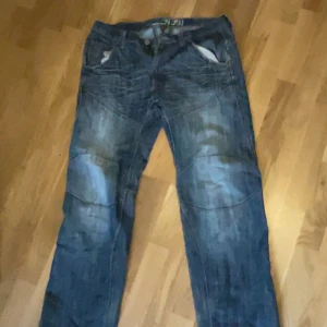 Jeans okänt märke  - Säljer gamla jeans jag hittat igen W36 L34 straight/ relaxed fit 