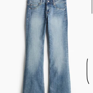 Low waist bootcut hm - Säljer dessa super snygga jeans som är low waist bootcut från H&M, det är helt nya med alla lappar kvar! 💕💕💕💕💕de är slutsålda på hemsidan💕pris kan diskuteras 💕💕