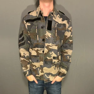 Zadig Voltaire Feildjacket - Hej säljer nu min fina Zadig Voltaire övergångsjacka i storlek S. Den är ny med prislapp och kommer vara otroligt snygg i höst/vinter. Nypris cirka 5000kr! Vi kommer att sälja liknande produkter nu närmare vinter så glöm inte följa profilen!🌊🍾