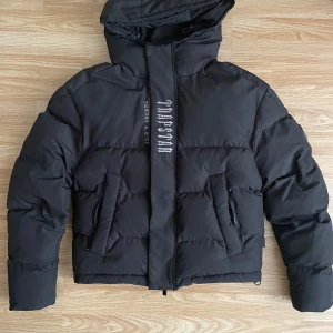 Trapstar jacka - Säljer min trapstar jacka som är perfekt nu till vintern, jättebra skick.  Stl. XS