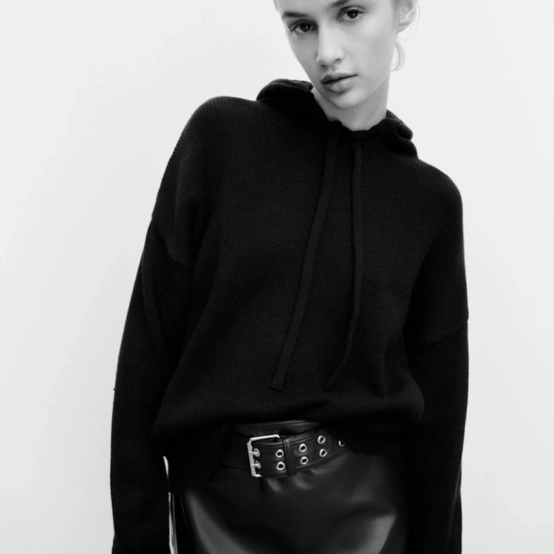 Svart hoodie i stickat material - 91