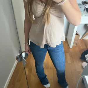 Blå jeans i bootcut-stil - Säljer ett par snygga blå jeans i bootcut-stil. De är högmidjade och har en klassisk femficksdesign. Bara använda ett få antal gånger💙