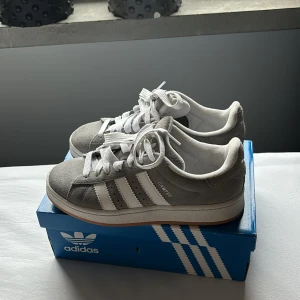 Adidas Campus 00s - Säljer mina Adidas campus 00s, endast använda 1 gång och säljer pga de var lite stora för mig. Orginalpris 1800:-💞Hör gärna av er vid frågor, kan diskutera pris vid snabb affär!