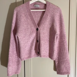 Kofta från & Other Stories storlek XS - Fin kofta i en ljus rosa/lila färg. Koftan är tillverkad i 52% Alpacka, 45% Polyamid och 3% Elastan.  Kort modell med vidare armar.  Endast använd ett par gånger.  