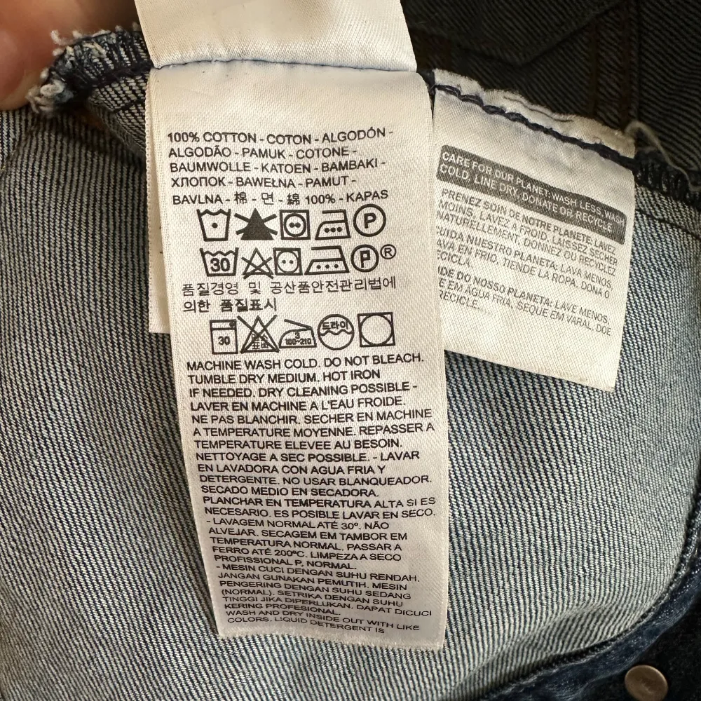 Mycket bra skick, princip som ny! Säljer pga för liten   Supersnygg jeansjacka från Levis i strl XS. Jättefin mörkblå färg , normal i storlek.  Pris kan diskuteras!. Jackor.