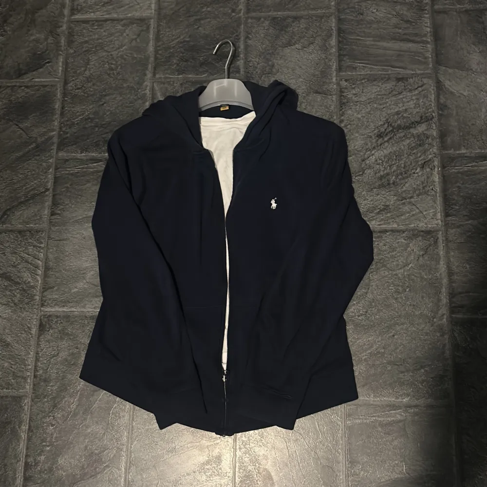 Mörkblå zip hoodie från Ralph lauren 🤠Inga defekter ✅ Storlek barn XL men sitter som XS/S 🙂 Hör av er vid frågor eller funderingar 😀 . Hoodies.