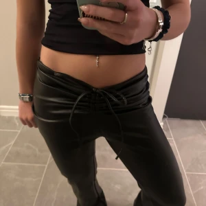 Skinnbyxor  - Säljer mina såå snygga skinbyxor 💕💕 knappt använda, snygga och trendiga och finns inte att köpa längre