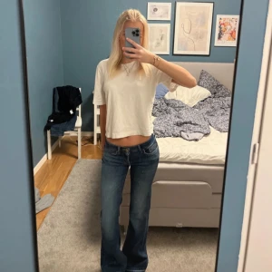 Lågmidjade jeans - Säljer ett par as snygga blå lågmidjade bootcut jeans i bra skick, använts max 3ggr