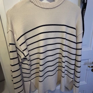 Beige randig tröja från Zara - Säljer en superfin beige tröja från Zara med svarta ränder. 