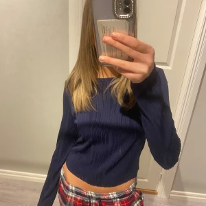 Blå tröja - Superfin blå tröja med detaljer i mönstret, har en likadan i vin röd skriv om ni är intresserade av den också!