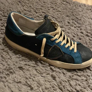 Philippe modells - Riktigt snygga och unika Philippe modells. Lite smiutsiga snören och lite trasiga sulor men annars bra skick. Storlek 41. Priset kan diskuteras vid snabb affär.