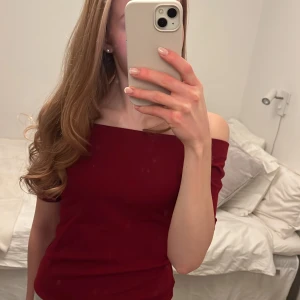 Offshoulder topp - Vinröd off-shoulder tröja från hm