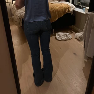 Mörkblåa bootcut jeans - Låg midjade mörkblåa bootcut jeans som knappt är använda, super fint skick🙏🏻