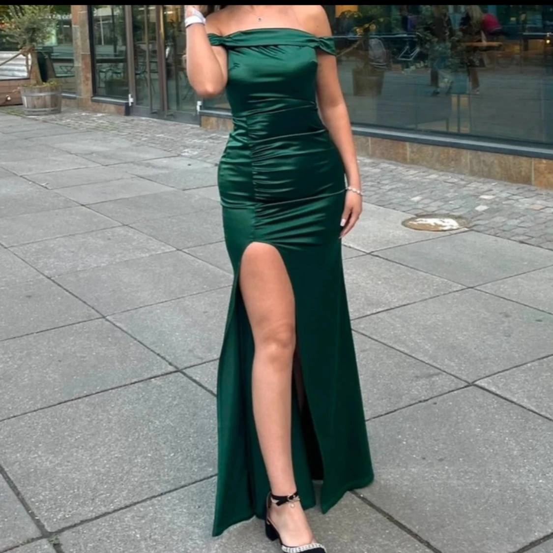 Grön axelbandslös långklänning