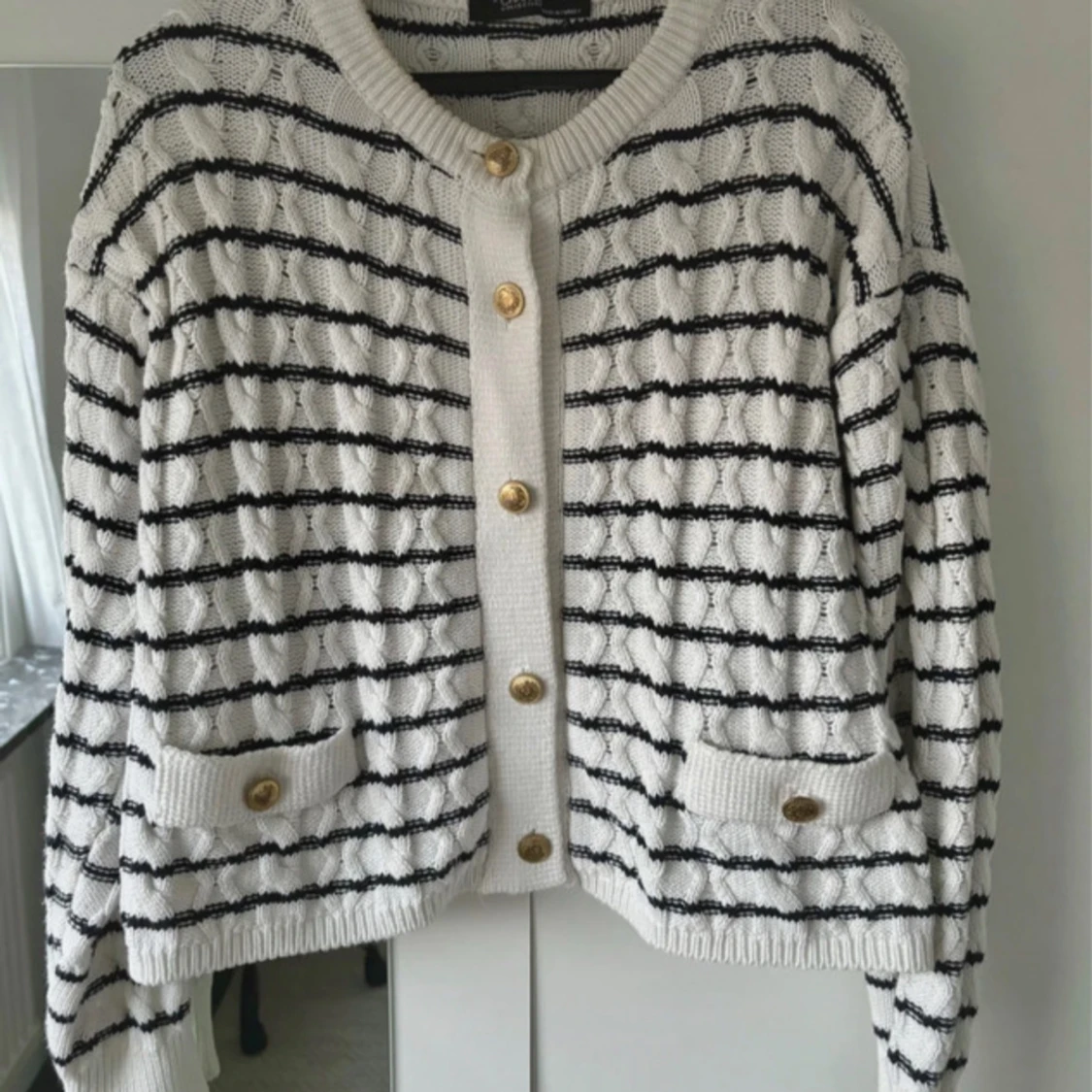 Vit och svart randig kofta med guldknappar - 92