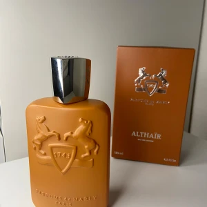 Parfums De Marly ALTHAÏR 125ml - Test sprutad, i princip full!  Pris går o diskutera vid snabb affär! Hör av dig vid frågor o funderingar.    