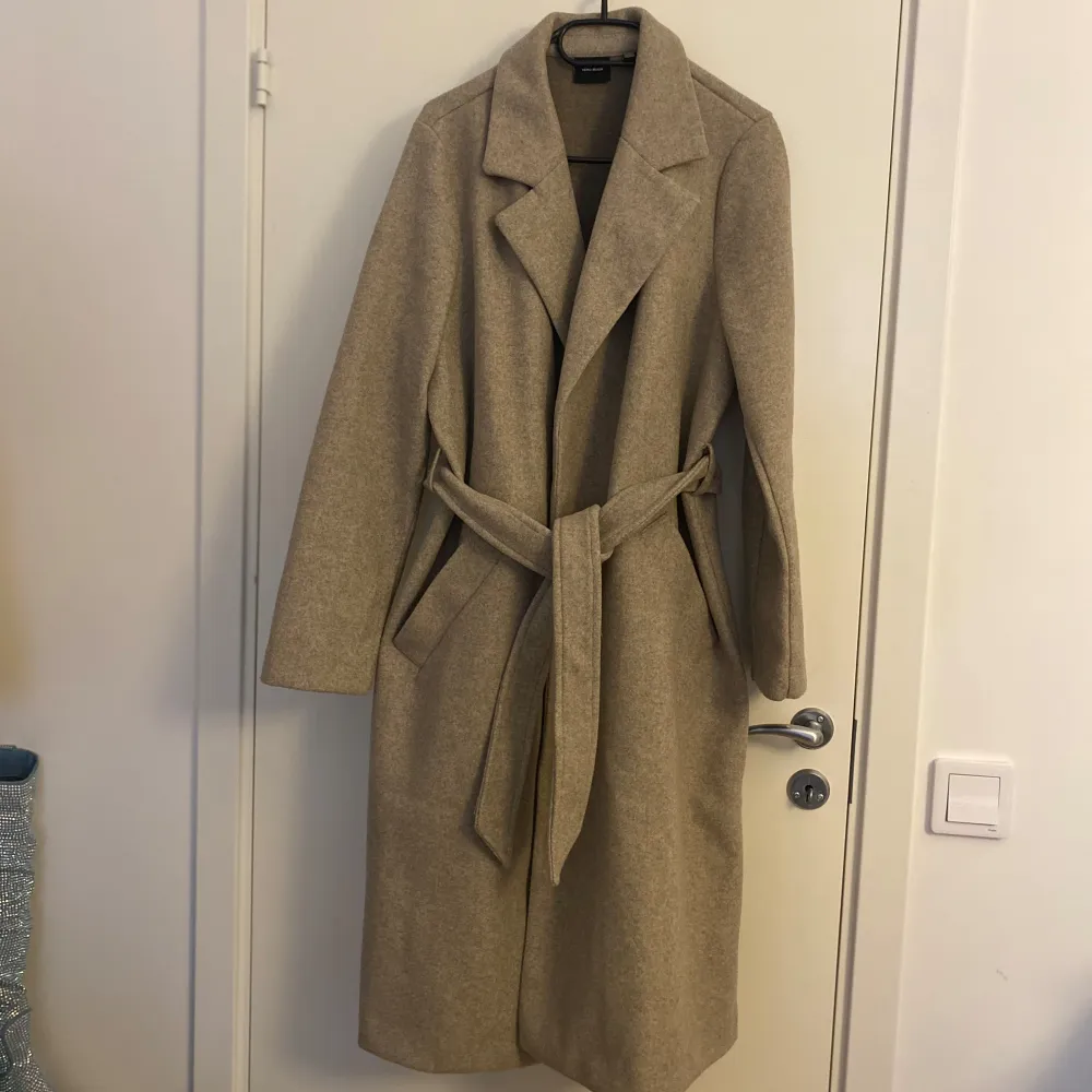 En ny kappa från vero moda. Använd en gång men färgen passar inte mig. Köp förra året för 699kr. Modellen heter ”VMFORTUNEAYA LONG COAT GA NOOS”. Jackor.