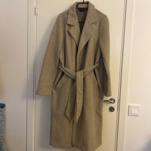 Kappa - En ny kappa från vero moda. Använd en gång men färgen passar inte mig. Köp förra året för 699kr. Modellen heter ”VMFORTUNEAYA LONG COAT GA NOOS”