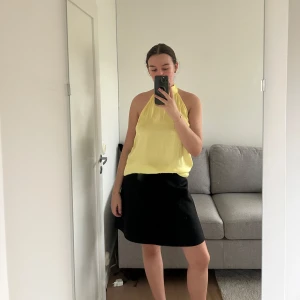 Open back halterneck topp - Superfint skick, fin gul färg, två band knyts bakom nacken, perfekt för utgång/semester