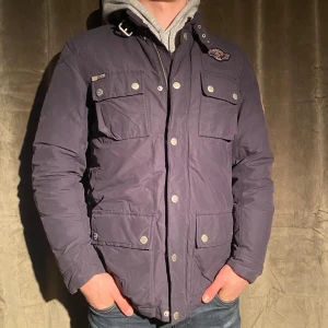 Morris Jacka  - Tja!  Säljer nu denna sjukt snygga Morris Jacka som passar perfekt nu till vintern! Den har inga defekter🙌 Vid minsta fråga eller fundering hör av er 🤝