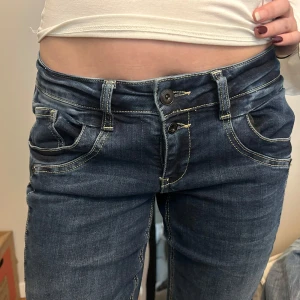 Low Rise jeans  - Skittt snygga jeans som inte kommer till användning. Storlek 27-28 med mycket stretch. Inget slit, jag har sprätt upp där nere. Pris kan diskuteras 💗 nypris ca 1000kr