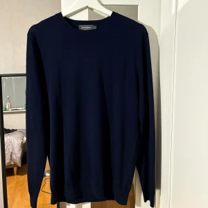 100%merinoull tröja - Supersnygg och mjuk merinoull tröja från Dressman i storlek M. Perfekt nu till hösten och vintern. Tröjan är helt ny och aldrig använd. köpt på dressman för 699kr men prislappen är borttagen. 