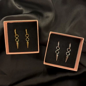 Örhängen i rostfritt stål - Snygga örhängen i både guld och silver i rostfritt stål. Perfekta för att ge din outfit en snygg touch!Passar både till vardags och fest. Perfekt att ge bort i present eller att själv bära. Vi på Monile UF skänker desutom 10% av våran vinst till Barncancerfonden så genom detta köp så bidrar du även till något större!✨💞