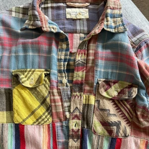 Ralph Lauren Overshirt - Väldigt unik overshirt från Ralph Lauren i fint skick! Den är använd och har inga defekter. Storlek L men sitter mera som XL (Se bild). Jag är 185cm! Extremt cool med sina olika färger😊