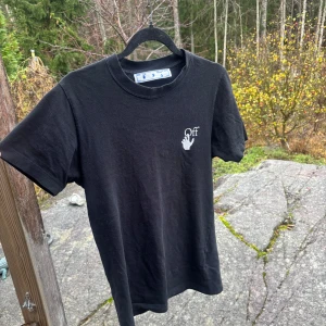 Off White T-Shirt - Skön Off White tisha i bra skick. Storlek Xs-S. Skick 7/10. Hör av er vid frågor eller funderingar ✌️