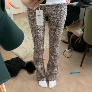 Leopard bootcut jeans - Jättefina och jättebra skick utan defekter! Bara använda fåtal gånger och är midwaist. Strl XS längd 32