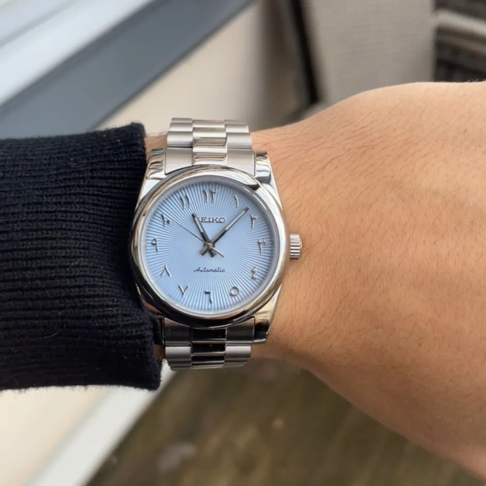 Säljer en elegant baby blue Seiko-Mod klocka som jag nyss byggt ihop. Klockan har en automatiskt NH35 urverk med en presidental länk. Glaset är av saffir och klockan är vattentät ner till 100mm. Diametern är 36mm.. Accessoarer.