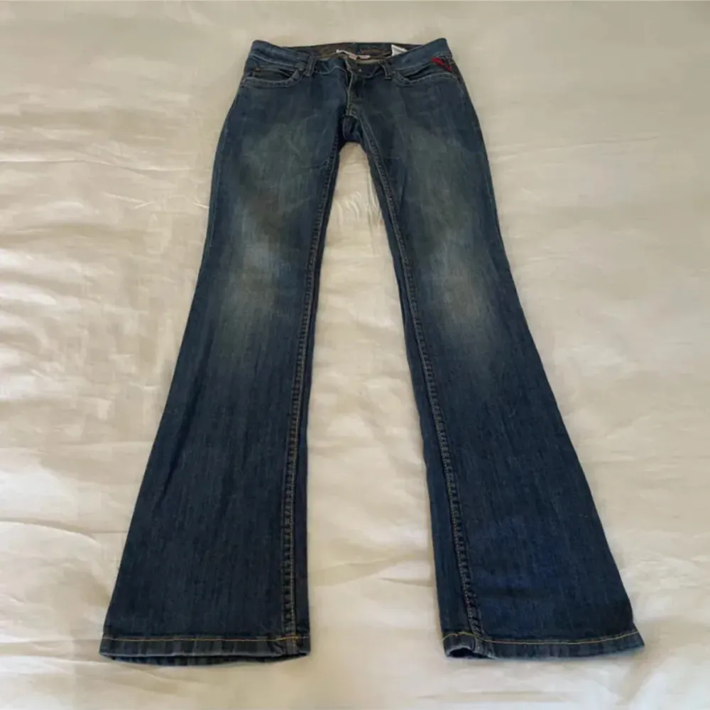 Skitsnygga riktigt lågmidjade jeans som tyvärr är lite små för mig💕 midjemått: 38, innerbenslängd: 81  Pyttelite slitna längs ned sen bilden togs men verkligen inget man tänker på, skriv för fler bilder💕. Jeans & Byxor.