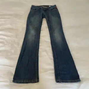 Skitsnygga riktigt lågmidjade jeans som tyvärr är lite små för mig💕 midjemått: 38, innerbenslängd: 81  Pyttelite slitna längs ned sen bilden togs men verkligen inget man tänker på, skriv för fler bilder💕