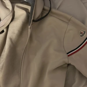 Vit moncler hoodie  - Bra skick, äktahetsbevis finns nypris är 6000 kr kan gå ner i pris vid snabb affär 