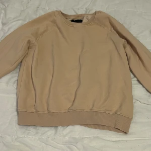 Beige sweatshirt från 157 - Mysig beige sweatshirt från 157 i storlek S. Perfekt för kyliga dagar med sitt mjuka fleecefoder. Tröjan har en normal passform och ribbade muddar vid ärmslut och nederkant. Ett måste för höst- och vintergarderoben! 🍂säljs för 50