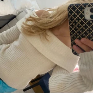 Vit ribbad offshoulder-tröja - Säljer en superfin vit ribbad offshoulder-tröja. Perfekt för både vardag och fest! Den är mjuk och mysig nu till hösten!💕