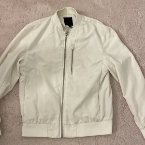 Bomberjacka från H&M - Bra skick, vit jacka ifrån H&M