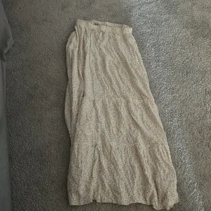 Blommig långkjol från Brandy Melville - Har nästan aldrig kommit till användning så säljer den 