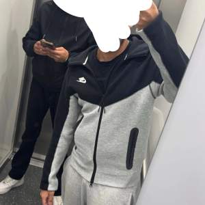 Super fräsch Nike tech fleece tröja används typ 2 gånger Storlek XS men passar mig som bär S/M. Enda problemet är att det går inte och dra upp dragkedjan man måste liksom be ngn skräddare eller någon fixa  Säljs för 750kr 