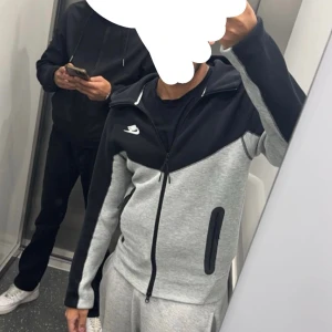 Nike tech fleece  - Super fräsch Nike tech fleece tröja används typ 2 gånger Storlek XS men passar mig som bär S/M. Enda problemet är att det går inte och dra upp dragkedjan man måste liksom be ngn skräddare eller någon fixa  Säljs för 750kr 