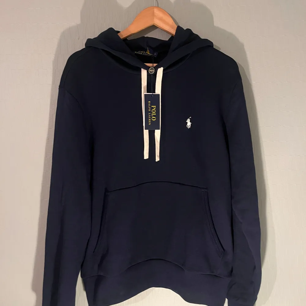 Har haft på mig den ett gång men den har fortfarande tags och allt på ! Passar Storlek M, priset går att diskuteras vid snabb affär!. Hoodies.