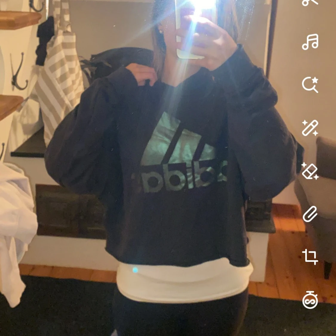 Svart croppad hoodie från Adidas