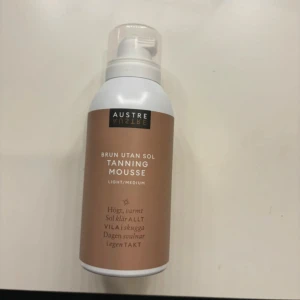 Brun utan sol Tanning Mousse - Säljer en flaska Austre Brun utan sol Tanning Mousse i nyansen Light/Medium. Perfekt för att få en solkysst look utan att behöva sola. Enkel att applicera och ger en jämn färg. Perfekt för alla hudtyper!