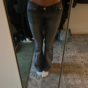 True Religion jeans - Intressekoll på ett par snygga True Religion jeans med vinröda detaljer då jag inte är säker på om kag vill sälja, köpte nypris för 1400kr endast använda fåtal gånger då jag köpte dem denna månaden❤️ tryck ej på köp nu!!💕