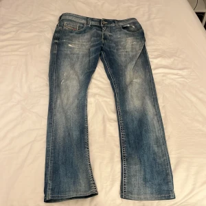 Blå jeans från Diesel - Säljer ett par snygga blå jeans från Diesel i bra skick. De har en klassisk femficksdesign och en bekväm passform. Perfekta för både vardag och fest! 🕺Storlek W30 L32
