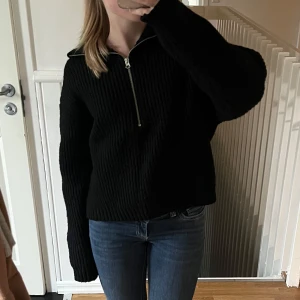 Stickad tröja med dragkedja - Köpt på na-kd för 399kr för ca ett år sen, tröjan är knappt använd och det finns inga defekter. Den är i storlek S och är perfekt nu till vintern☺️