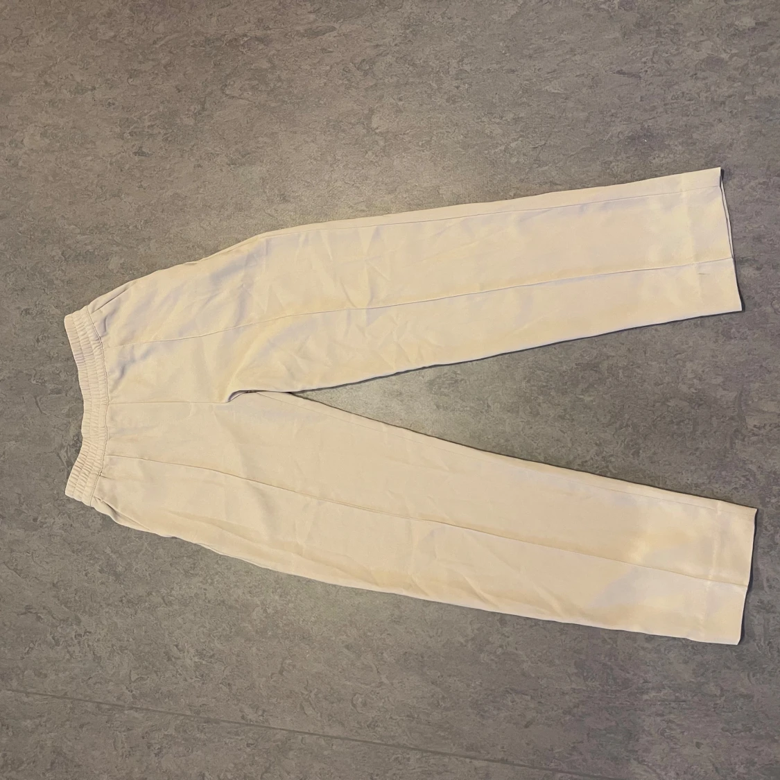 Beige byxor med resårmidja