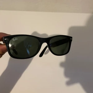 Raybana wayfarer - Raybana wayfarer brillor, väldigt bra skick på dom inte använt så mycket. Skriv om ni vill ha fler bilder 