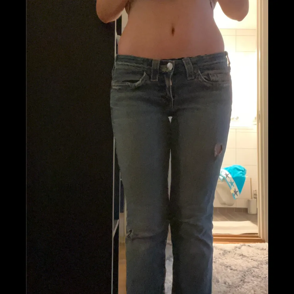 Säljer mina vintage true religion jeans i storlek 29! De är i ett bra skick, de är inte bootcut men dem liknar bootcut eller flare som man kan se på bild 4. Jag är 165 för referens 🩷. Jeans & Byxor.